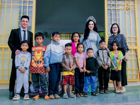 Việt Nam: Miss Business Ambassador Global 2024 – Lily Võ tặng quà cho trẻ em có hoàn cảnh khó khăn tại tỉnh Đăk Nông