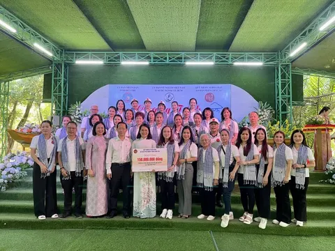 Chùm ảnh: Quỹ nhân ái - Hoa hậu Áo dài phu nhân toàn Châu Âu trao tặng những món quà Tết cho các em nhỏ và phụ nữ nghèo tại TP. HCM và Bến Tre