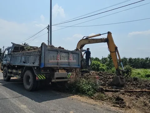 Long An: Xử phạt 2 người mang bùn đất nạo vét kênh đi bán trái phép