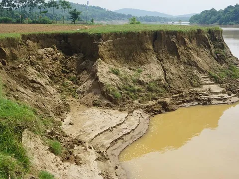 Tình trạng sạt lở bãi bồi sông Lam: Doanh nghiệp khai thác vượt quy định