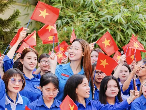 Các 'nàng Hậu' Việt xúc động trong lễ chào cờ 'Tôi yêu Tổ quốc tôi', hướng đến Đại lễ 30/4