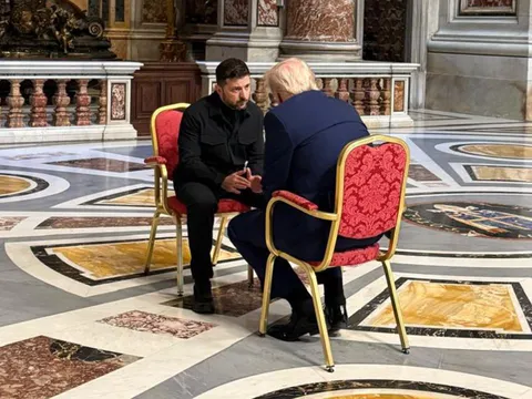 Hình ảnh ông Trump gặp riêng Tổng thống Ukraine Zelensky tại Vatican