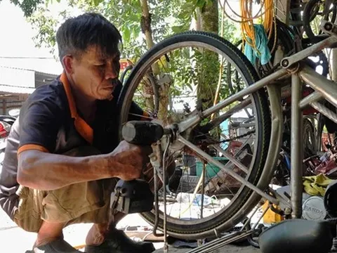 Cần Thơ: Tặng xe đạp cũ cho học sinh nghèo, tấm lòng của người thợ sửa xe