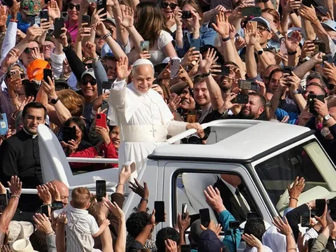 Giáo hoàng Leo XIV nhậm chức, kêu gọi một giáo hội cởi mở và đoàn kết