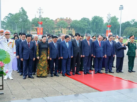 Kỷ niệm 135 năm Ngày sinh Chủ tịch Hồ Chí Minh: Lãnh đạo Đảng, Nhà nước vào Lăng viếng Bác