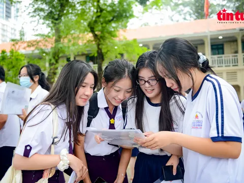 Ngày đầu làm thủ tục thi THPT 2025: Hà Nội và TP Hồ Chí Minh đón lượng thí sinh kỷ lục