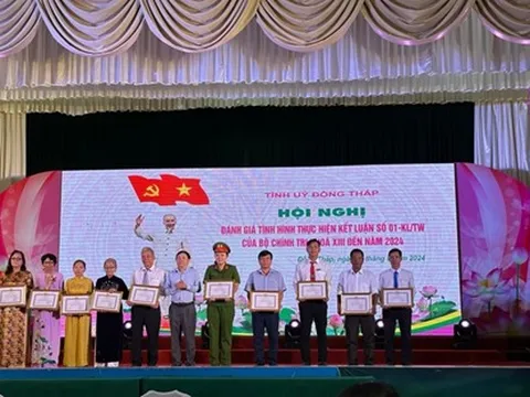 Đồng Tháp: Tổ xây cất nhà tình thương do các lão nông làm tình nguyện viên