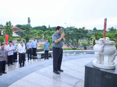 Thủ tướng Phạm Minh Chính tri ân các Anh hùng liệt sĩ, thăm các gia đình chính sách ở An Giang