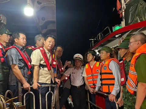 Trục vớt thành công tàu du lịch bị lật trên Vịnh Hạ Long