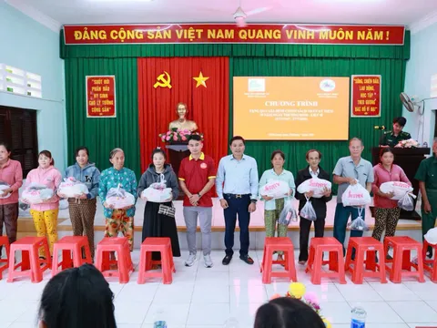 Tặng quà các gia đình chính sách tại Đồn Biên phòng Cổ Chiên Vĩnh Long