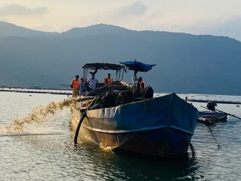 Cảnh sát Giao thông Lâm Đồng bắt giữ tàu sắt không số, hút cát trái phép