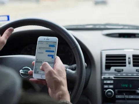 Công an TP.HCM: Xử lý nghiêm đối với hành vi vi phạm về sử dụng điện thoại di động khi đang lái xe