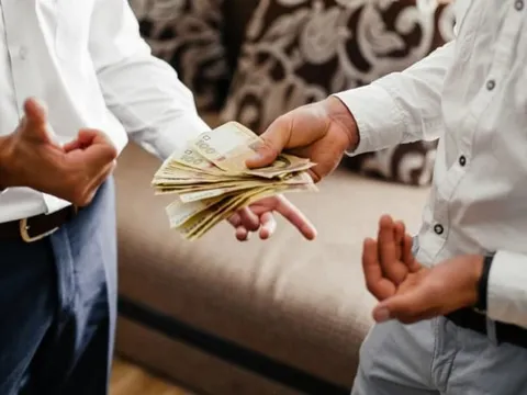 Chồng vay nợ để chi tiêu cho một mình thì vợ có phải trả cùng chồng hay không?