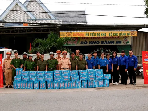 TP. Hồ Chí Minh: Trạm CSGT Đa Phước cùng tuổi trẻ Hưng Long trao tặng nước suối, áo mưa cho bà con về quê nghỉ lễ 2/9