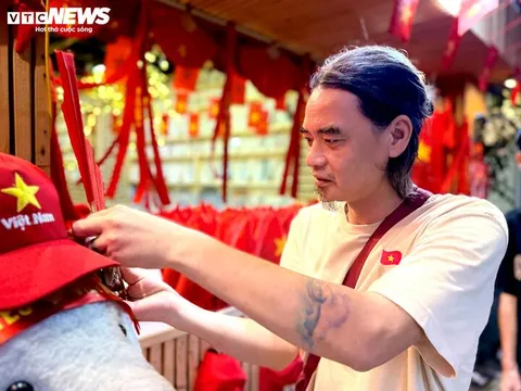 Người đàn ông làm điều bất ngờ giữa lòng phố cổ trong ngày tổng hợp luyện A80