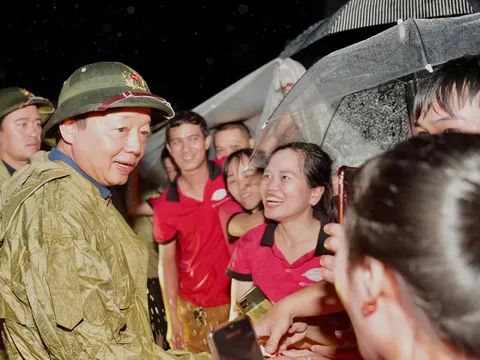 Phó Thủ tướng Trần Hồng Hà thị sát tâm lũ, động viên bà con thành phố Huế