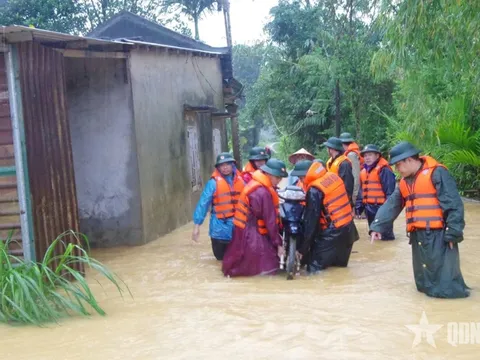 Đoàn Kinh tế - Quốc phòng 92 (Quân khu 4) giúp dân phòng, chống và khắc phục hậu quả mưa bão