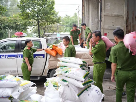 Công an Đồng Nai vận động hơn 30 tấn hàng hoá hỗ trợ đồng bào bị thiệt hại do bão lũ