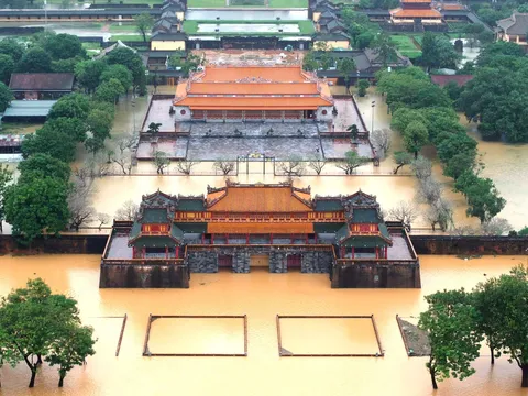 Cảnh lũ lớn 'bao vây' khu vực Đại Nội và hệ thống Di sản Huế
