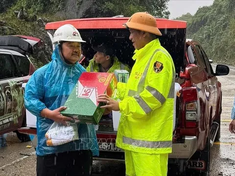 Tình người trên đèo Lò Xo