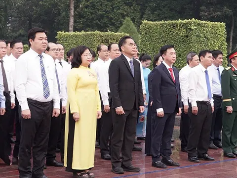Đoàn đại biểu Thành phố Hồ Chí Minh viếng Nghĩa trang liệt sĩ tại Bình Dương và Bà Rịa-Vũng Tàu