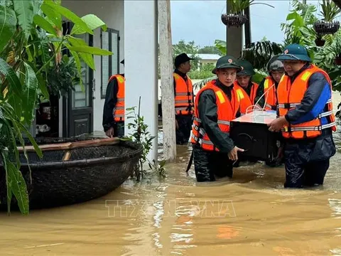 Khẩn trương ứng cứu, đưa người dân Đà Nẵng ở khu vực ngập sâu đến nơi an toàn