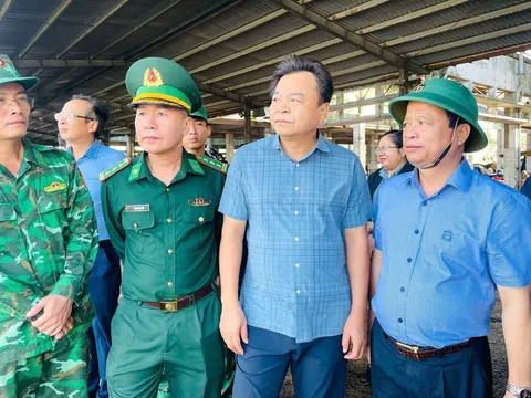 Bão số 13 giật cấp 17 tiến gần đất liền, việc sơ tán dân đang được triển khai khẩn trương