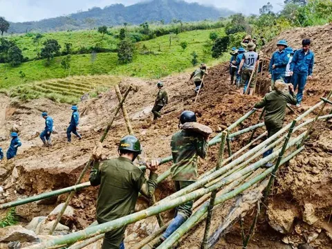 Gần 200 bộ đội mở đường vào 5 thôn bị cô lập ở Quảng Ngãi