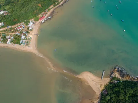 Con đường xuống biển "biến mất" sau chữ ký giả