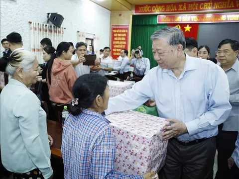Tổng Bí thư Tô Lâm thăm, tặng quà người dân bị ảnh hưởng do mưa lũ tại Huế