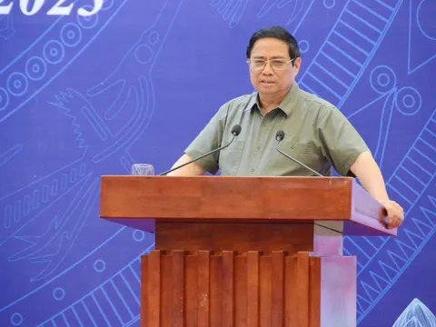 Thủ tướng kêu gọi chung sức, chia sẻ với Nhân dân miền Trung sau lũ lịch sử