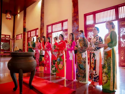 Các thí sinh Miss Business Global 2025 diện Áo dài tham quan Văn miếu Trấn Biên, Đồng Nai