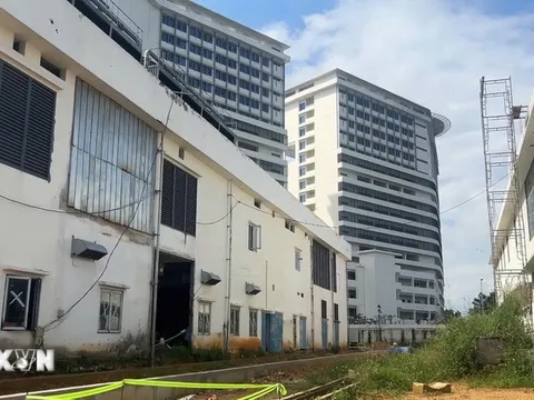 VIDEO: Bệnh viện gần 1.700 tỉ đồng sát nghĩa trang hàng ngàn lăng, mộ