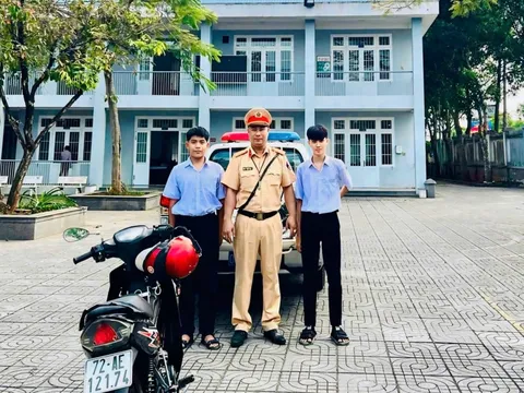 TP.HCM: CSGT kịp thời hỗ trợ, đưa hai học sinh đến trường an toàn
