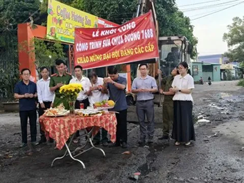 Gương người tốt, việc tốt: Chị Lê Thị Nhàn và Tổ trưởng Nguyễn Văn Quang chung tay làm đường DT768B vì lợi ích cộng đồng