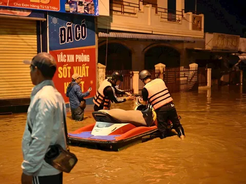 Dân dỡ đồ chạy lũ trong đêm khi nước sông ở Lâm Đồng dâng cuồn cuộn