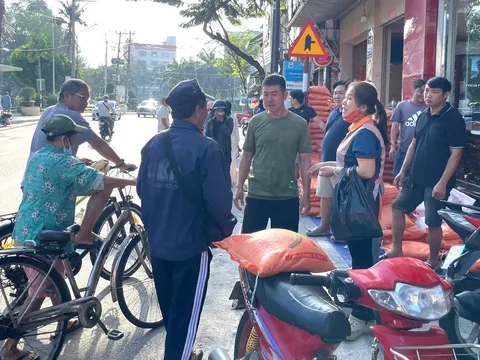 Người khó khăn ở TPHCM xúc động nhận quà từ thanh niên trúng số độc đắc