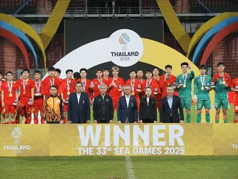 Những khoảnh khắc cầu thủ U22 Việt Nam vui mừng trong lễ nhận Huy chương Vàng SEA Games 33