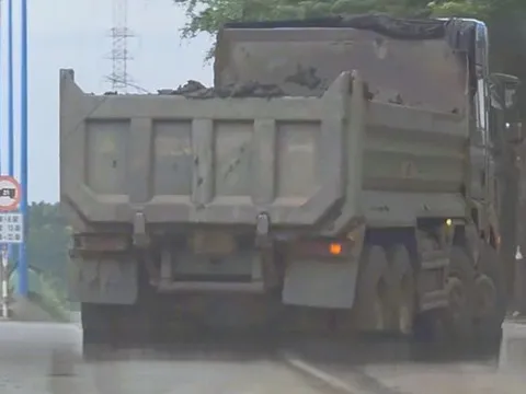 Làm rõ hai xe ben chở bùn đất không che chắn, gây mất an toàn giao thông trên đường Bùi Hữu Nghĩa