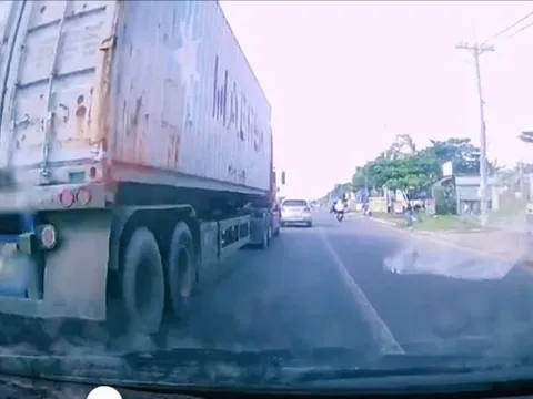 Đồng Nai: Xử phạt tài xế container chuyển hướng không bảo đảm an toàn trên Quốc lộ 13