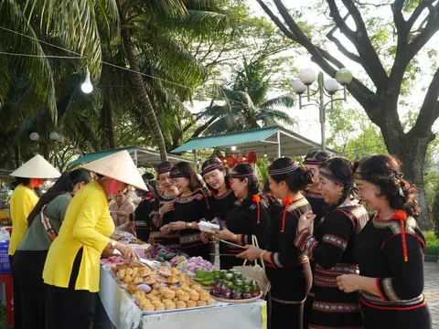 Về An Hội dạo chợ phiên, nghe hồn quê Xứ Dừa hòa cùng  tiếng cồng chiêng đại ngàn