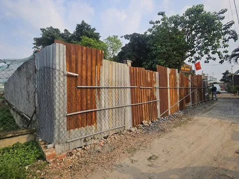 Đông Thạnh (TP.HCM): Khốn đốn vì hàng xóm ngang nhiên xây tường rào bít lối đi