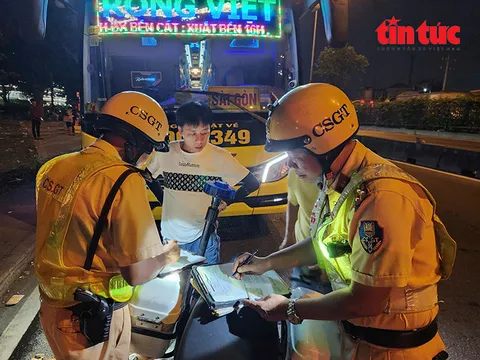 CSGT Rạch Chiếc xuyên đêm xử lý xe khách vi phạm dịp cận tết