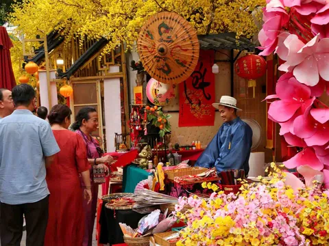 Trước Tết, phố ông đồ TPHCM tấp nập người dân đến xin chữ