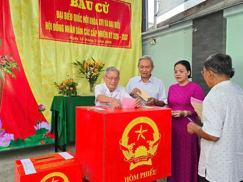 KHÔNG KHÍ PHẤN KHỞI TẠI CÁC ĐIỂM BẦU CỬ PHƯỜNG AN HỘI TRONG NGÀY HỘI NON SÔNG