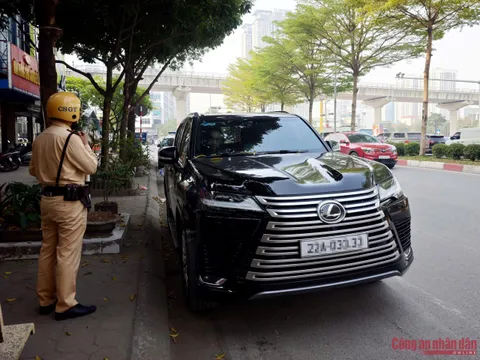 Dừng đỗ bừa bãi trên đường, xế sang Lexus lẫn xe lu đều bị CSGT xử phạt