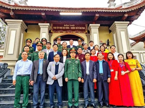 Vì nhân dân quên mình