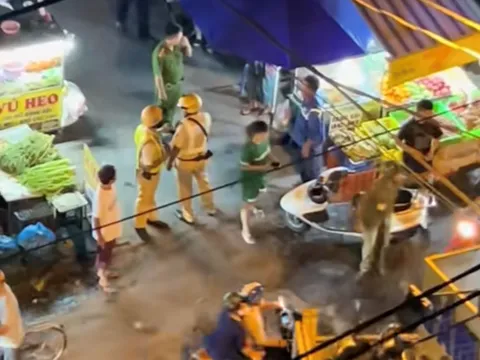 TP.HCM: Xác minh clip người đàn ông cầm ghế tranh cãi với 2 CSGT