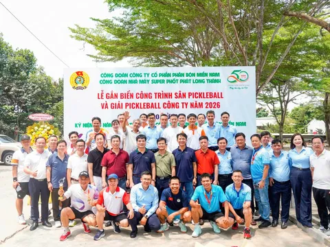 Gắn biển công trình sân Pickleball tại nhà máy Super Phốt Phát Long Thành