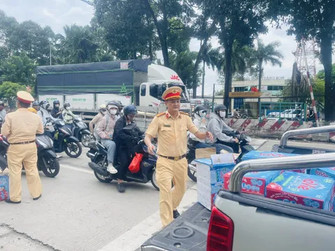 Đội Cảnh sát giao thông số 1 – Công an tỉnh Đồng Nai phát nước suối miễn phí, đồng hành cùng bà con về quê nghỉ lễ 2/9